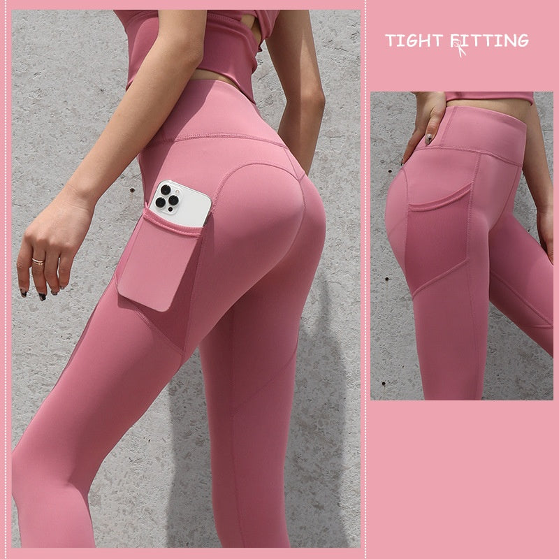 High-waist seamless leggings in pink with side phone pocket, close-up of hip and thigh