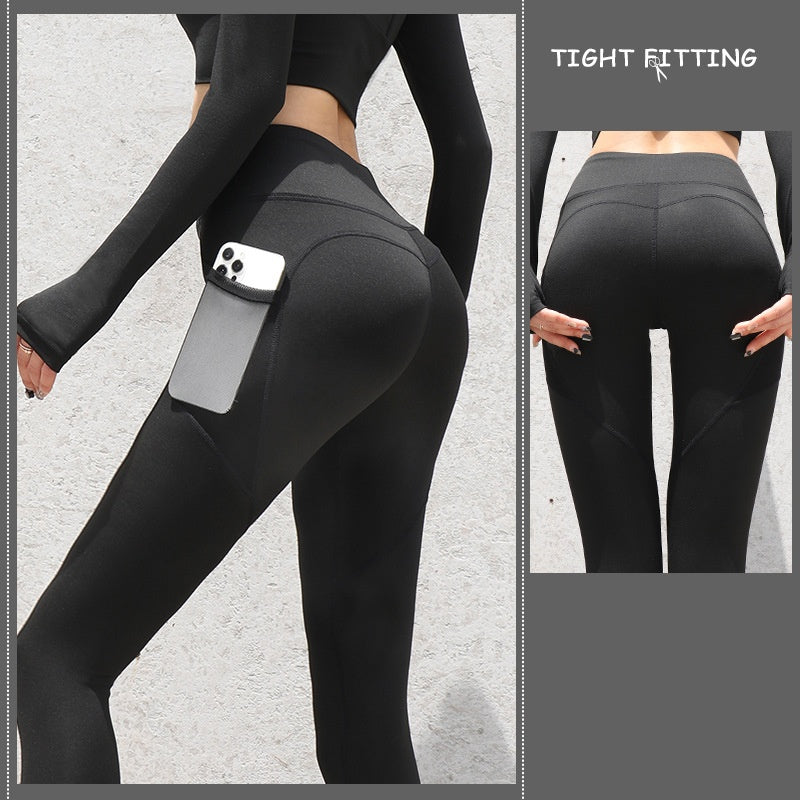 High-waist seamless leggings in black with side phone pocket, close-up of back hips